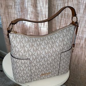 Like New Michael Kors Anita Signature Vanilla Purse